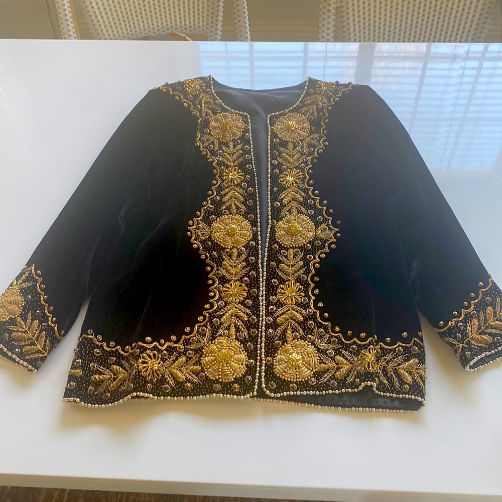 Beautiful blazer in cotton with gold decors